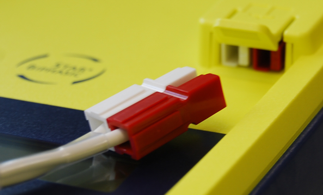 Defibrilláló tappancsok A tappancsok csatlakoztatása A tappancsok csatlakoztatásához: 1. Nyissa fel az AED fedelét. 2.