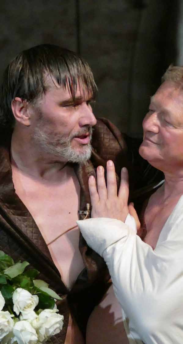 William Shakespeare III. RICHÁRD rendező: ifj. Vidnyánszky Attila Nemzeti Színház Budapest, Magyarország Richárd hősként harcolta végig a franciák elleni háborút, mert hitt az országában.