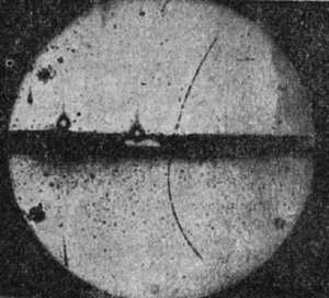 Figure 2.5: Pozitron felfedezése a kozmikus sugárzásban (Wilson kamra).