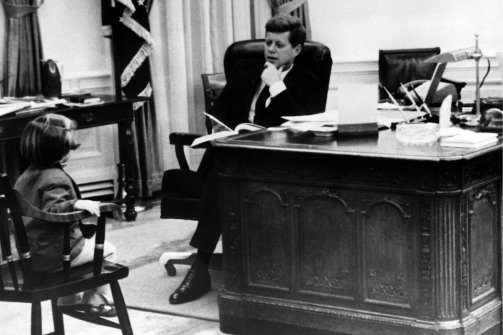Ha egy elnök apa is Nixon lehallgató-rendszerétől eltérően Kennedyét nem a hang aktiválta, hanem le kellett nyomni a gombját, vagyis nyilvánvalóan tudta, hogy szavait rögzítik.