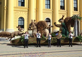 A Debreceni Egyetem évkönyve Előkészületek az egyetemi virágkocsin 2012. 08. 19. Az egyetemi kocsi a 43.