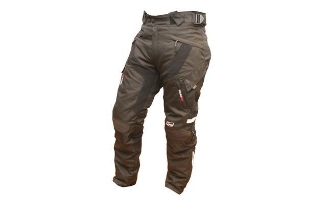 NÉV: Nadrág Méret M 29887 L 29888 XL 29889 500D cordura anyagból, Kivehető thermo bélés, csatos derék méret állítás, CE jóváhagyott protektorok, 100% vízálló zseb, Air System szellőzőrendszerrel,