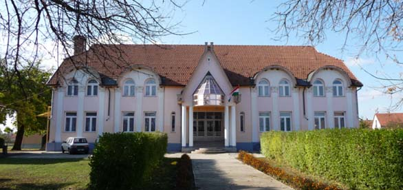 A Borsodi Iskola 1989-ben (Fotó: Hadobás Pál) és napjainkban.