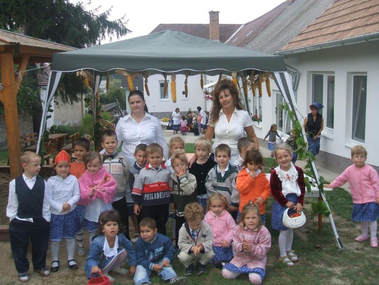 fejlesztése a játékok során előforduló szavak, fogalmak, játék során történő értelmezésével.