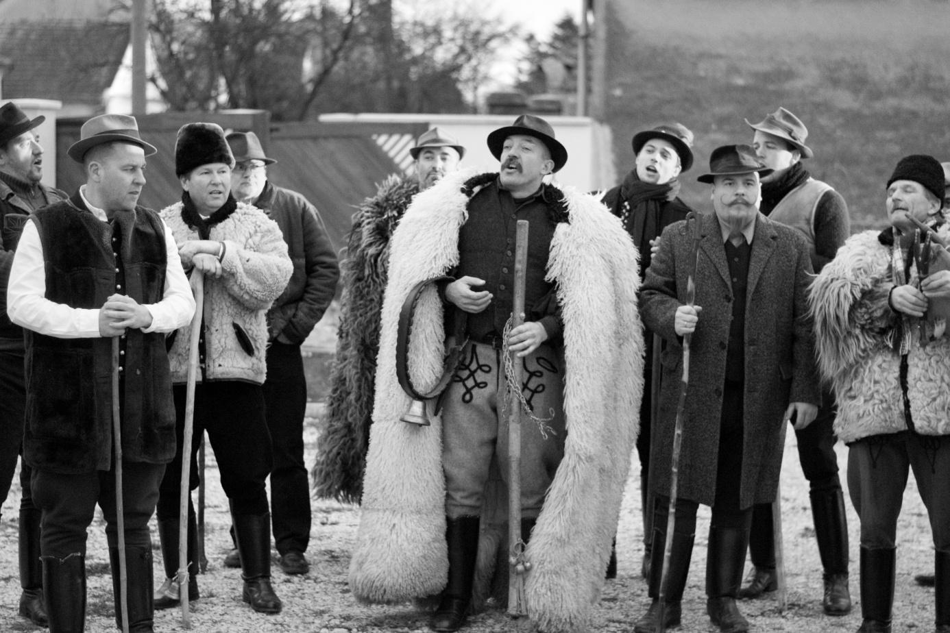 Regölés Kiscsőszön 2017. december 27. Egyesületünk táncos barátai és a helyiek szép téli viseletbe öltözve járják végig kiscsősz házait, hogy az ott élőknek egészséget, termést, békességet kívánjanak.