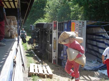 A lakosságnak is feladata, kötelezettsége, hogy a közvetlen környezetét és a jelentkező veszélyforrásokat megismerje, a túléléshez és a meneküléshez megfelelő ismeretekkel és információkkal