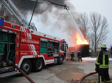 Tűzoltás oltókarral (Fotó: FER Tűzoltóság) Az éghető anyag felfogótérbe kerülhet a tűz keletkezését megelőzően, vagy a tartály-, illetve technológiai tűz következtében.
