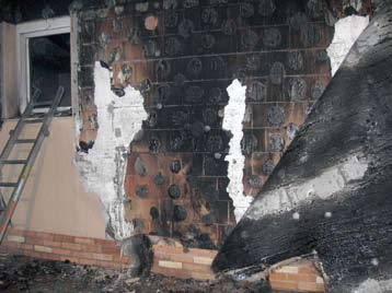 A padlás 20 cm éghető anyaggal volt hőszigetelve, egy zárlattól leégett a ház Ahol nincs a szakhatóság Az OTSZ alapjai még abban a korban fogalmazódtak meg, amikor az éghető építési anyagok elenyésző