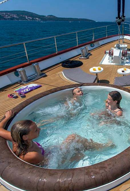 SoftuB: Resort 300+, Charcoal Softub díszborítás: Chill Lounge, Charcoal Softub: Sportster 140, Camel Softub: Resort 300+, Mocca Softub: Legend 220, Mocca Otthon Építse be otthonába a SOFTUB medencét