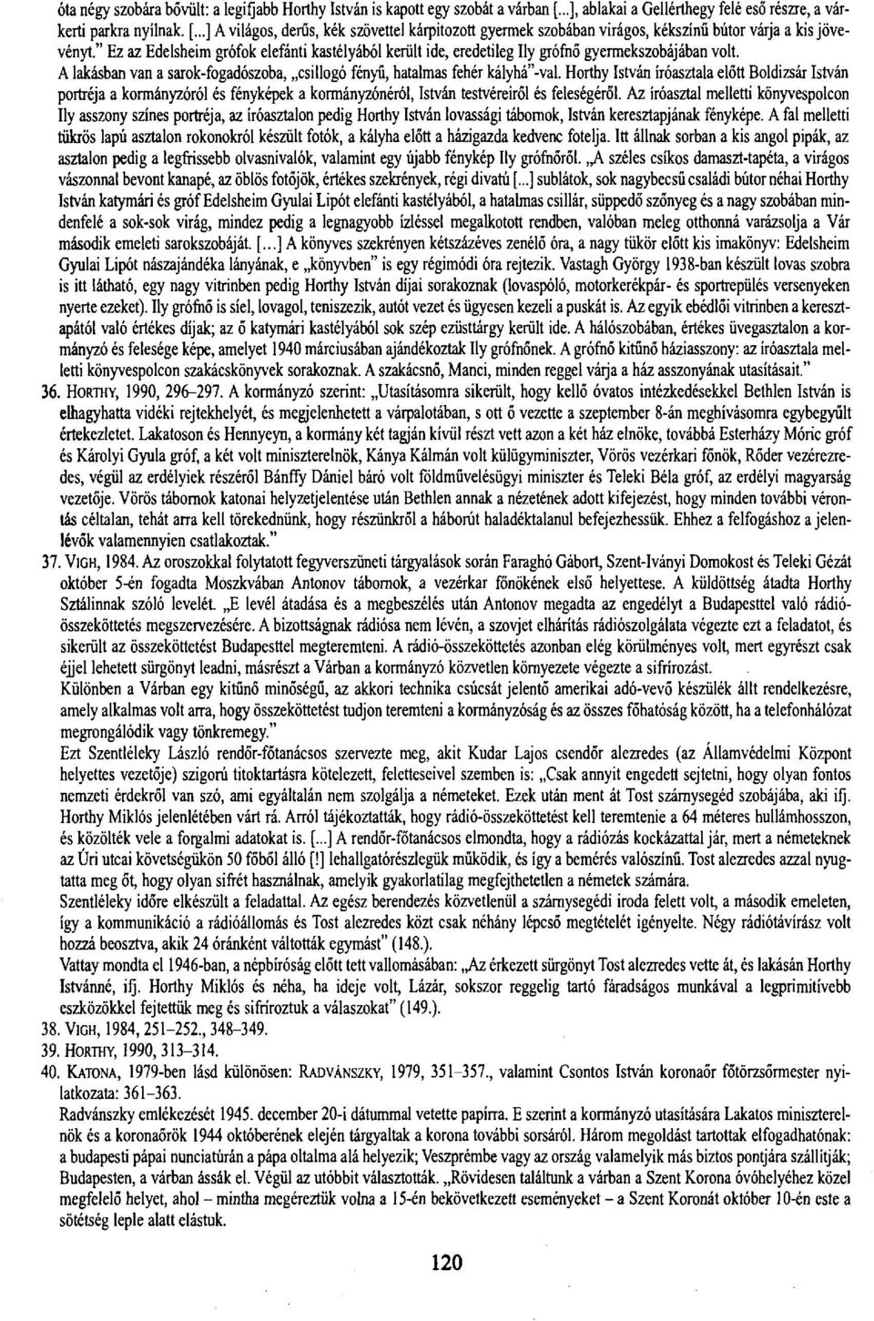 Horthy István íróasztala előtt Boldizsár István portréja a kormányzóról és fényképek a kormányzónérói, István testvéreiről és feleségéről.