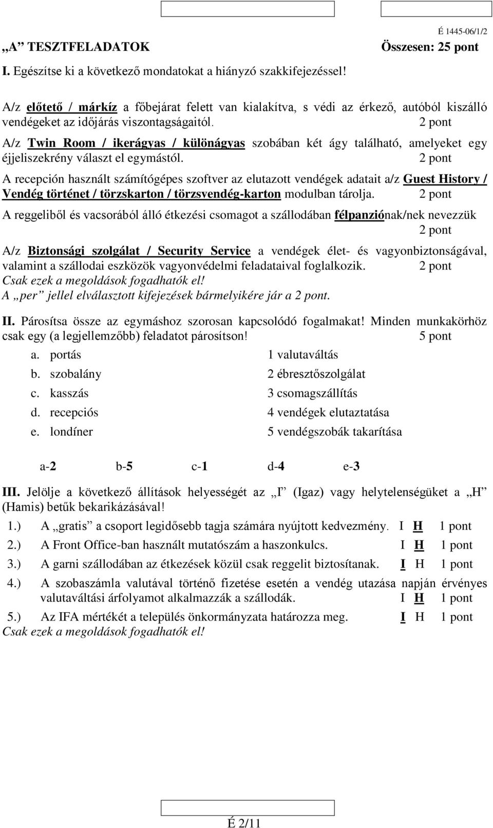 A/z Twin Room / ikerágyas / különágyas szobában két ágy található, amelyeket egy éjjeliszekrény választ el egymástól.