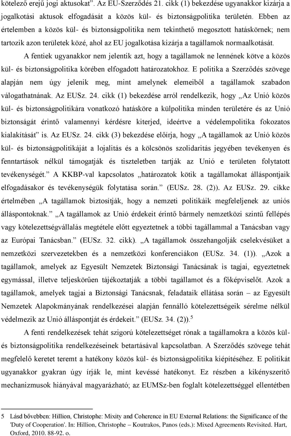 A fentiek ugyanakkor nem jelentik azt, hogy a tagállamok ne lennének kötve a közös kül- és biztonságpolitika körében elfogadott határozatokhoz.