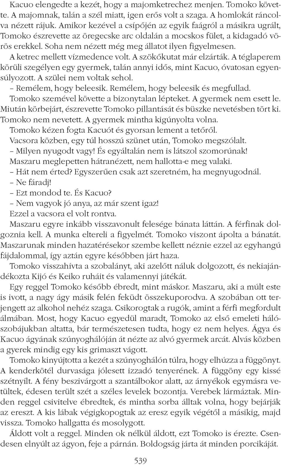 A ketrec mellett vízmedence volt. A szökôkutat már elzárták. A téglaperem körüli szegélyen egy gyermek, talán annyi idôs, mint Kacuo, óvatosan egyensúlyozott. A szülei nem voltak sehol.