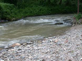 Hornfels nyersanyag származás terepbejárás stratégiája Irodalom, geológiai térkép kontaktusok, kontakt kőzetek számtalan lehetőség, de irodalom nem említ hasonló összetételű és szövetű kontakt