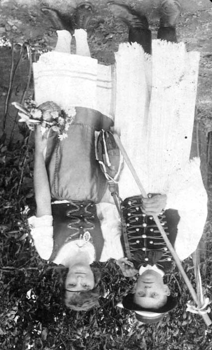 Újhartyáni Képeskönyv 281 486. Szüreti felvonuláson résztvevõ pár 1916-ban. A fiú Keindl (Pék) Márton. 1946-ban Oroszországban málenkij robotban tífuszban halt meg. 488.