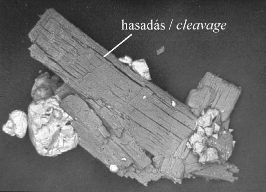 Kalcium-szilikátok a polgárdi Szár-hegy wollastonitos szkarnjából 95 parawollastonit (α -wollastonit) az alacsony hőmérsékletű, monoklin módosulat neve volt, míg maga a wollastonit (illetve