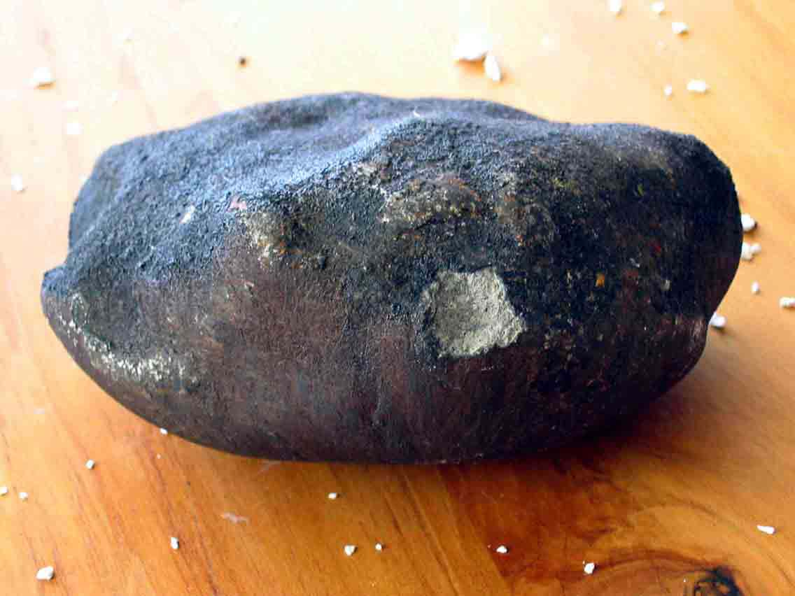 Kondrit Ellerslie Meteorite (4 kg) (Auckland, NZ, 2004), ordinary chondrite, which fell through the roof of a house.