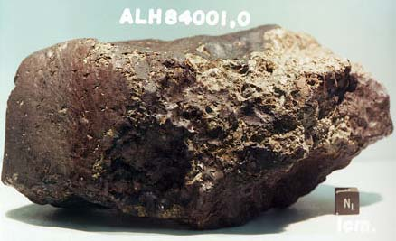 Marsi meteoritok Az ALH84001 meteorit (ortopiroxenite), a NASA által vizsgált és fosszilizálódott életnyomokat" (baktériumokat) és karbonát csomót