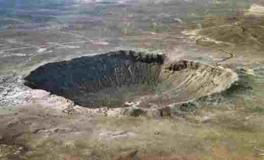 Canyon Diablo Meteorit Kráter (Arizóna) - 50 ezer éve, ház nagyságú meteorit (100 láb átmérő), 60 ezer tonna tömegű, 40 ezer mérföld/óra sebességgel csapódott be; - a sokk hullám