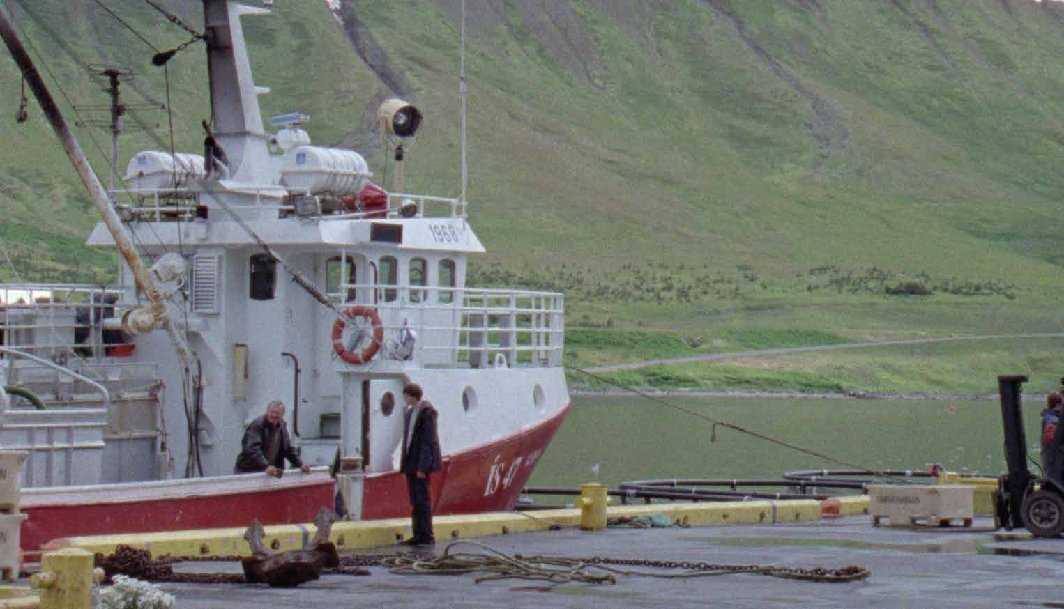 Az izlandi rendező rövidfilmjeivel már tengernyi fesztiválszereplést tudhatott maga mögött, amikor 2011-ben Cannes-ban bemutatták Tűzhányó című debütáló játékfilmjét egy nyugdíjba vonult, házsártos