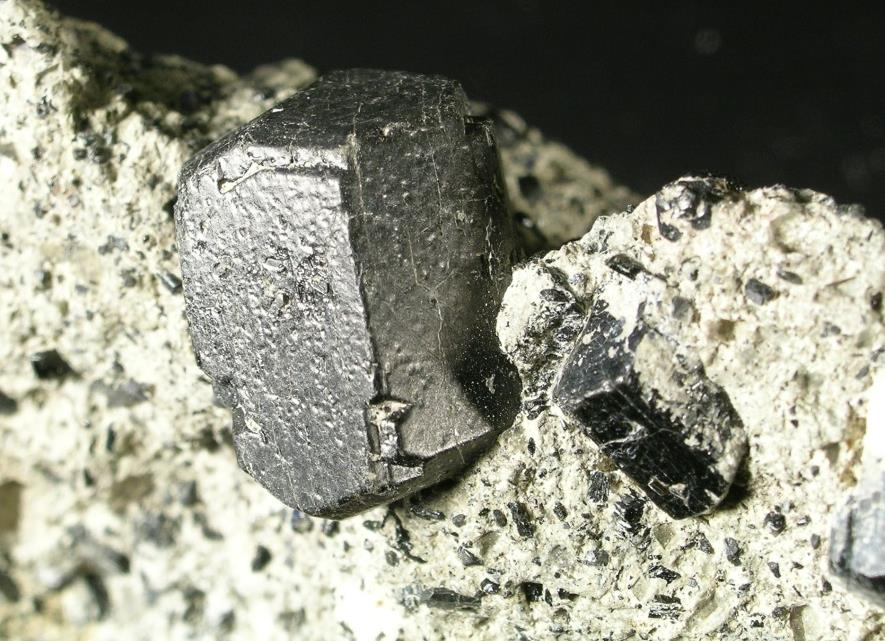 Kalcium csoport (kalcium-amfibolok) Magneziohornblende - Ca 2 (Mg,Fe 2+ ) 4 Al[AlSi 7 O 22 ](OH) 2 ; monoklin Ferrohornblende - Ca 2 (Fe 2+,Mg) 4 Al[AlSi 7 O 22 ](OH) 2 ;