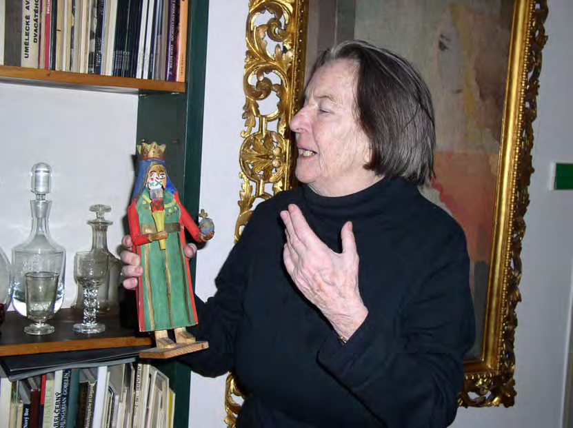 na popredných etnologických pracoviskách. Za za svoj prínos do vedy získala dve ocenenia od Slovenskej národopisnej spoločnosti pri SAV - 1.