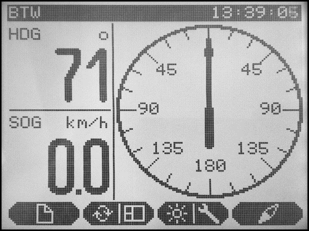 5.oldal: HDG (Heading-Compass) oldal. Az oldalon vektoriálisan jelenik meg a műszer digitális kompasza által mért hajóirány, továbbá 2 választható adatot numerikusan is megjeleníthetünk.