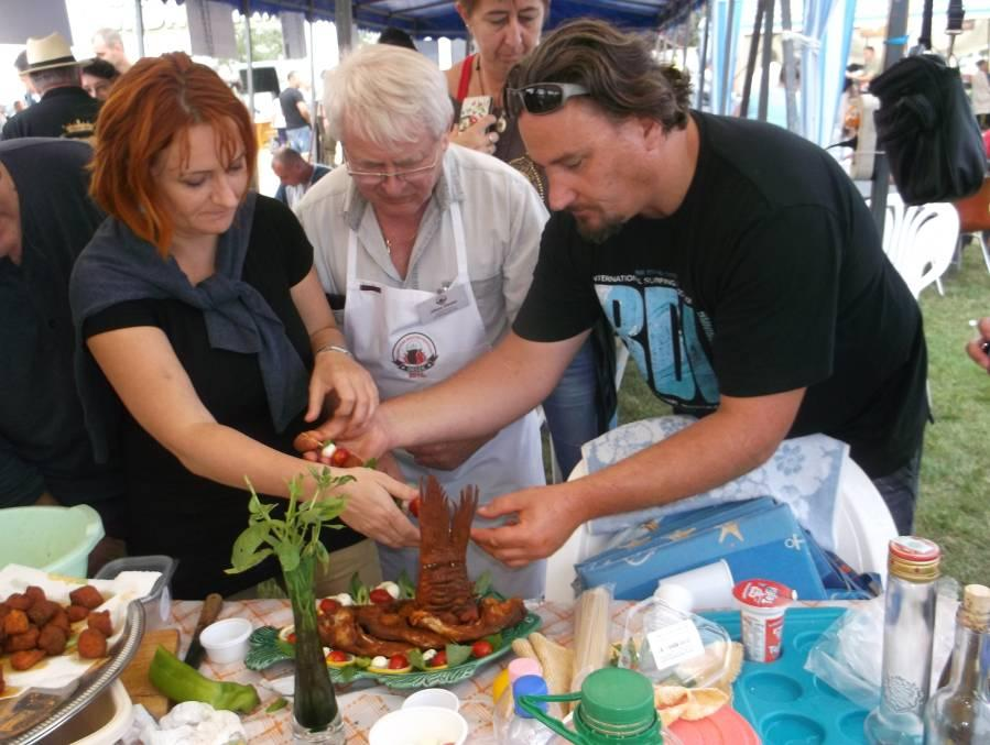 - 281 - Deszki főzősiker Szeptember első szombatján, a deszki falunapok keretében rendezték meg a polgármesterek hagyományos főzőversenyét.