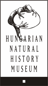 MAGYAR TERMÉSZETTUDOMÁNYI MÚZEUM (stilizált csillagokkal elválasztva) Főigazgatóság (középen a Magyar Köztársaság címerének rajzával), alatta 1802.