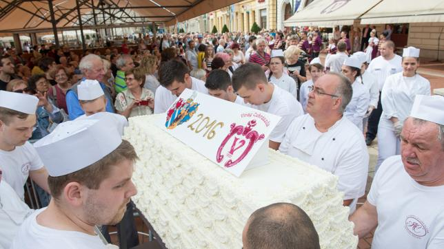 Miután kalandos történelmünk volt, ez a kalandos történelem érintette a Virág cukrászdát is, de minden változás után magára talált és tartotta a színvonalat.