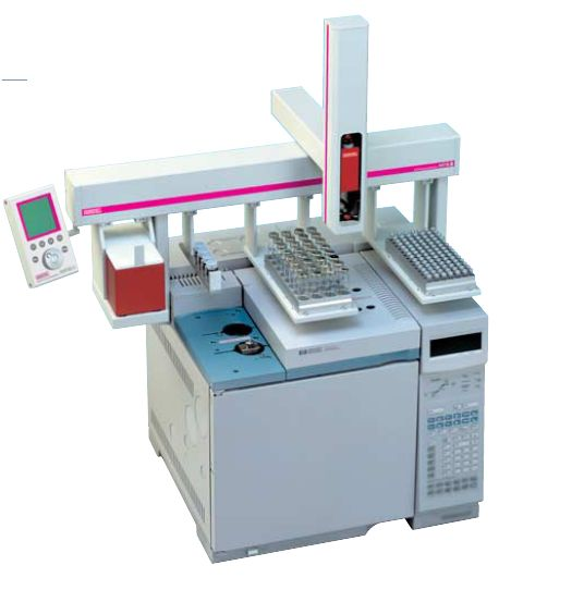 5. Ábra: A 6890N típusú gázkromatográf MPS-2 mintaadagolóval A módszerfejlesztéshez először egy DB-1 (10 m x 0,1 mm x 0,4 µm ) oszlopot használtam.