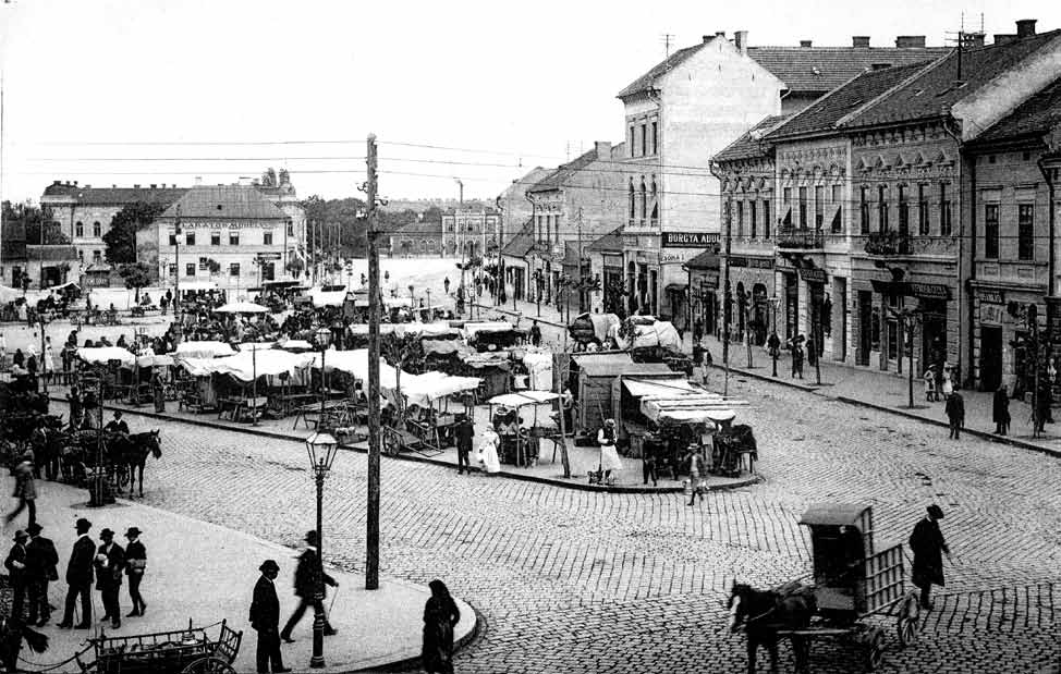 A Széchenyi tér a századfordulón (korabeli képeslap) A
