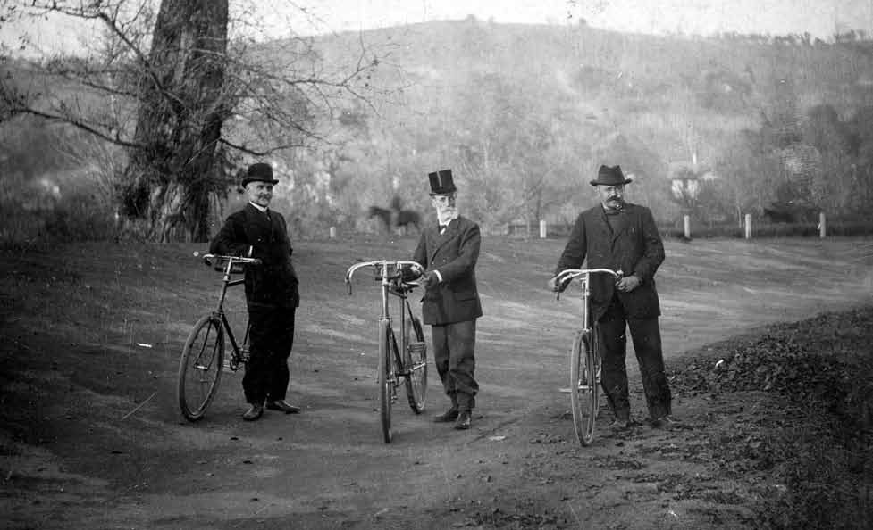 A sétatéri kerékpárpálya 1897-ben A fényképen (balról)