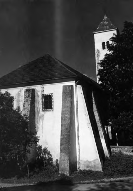 POGLED NA DOGRAĐENI DIO S PJEVALIŠTEM POGLED NA ZVONIK