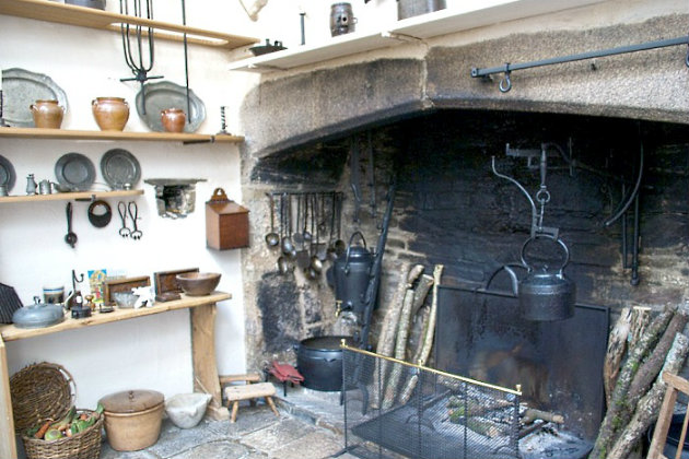 Tudor-kori konyha Elizabeth Browne, a beteges özvegy szolgálóként dolgozott egy Hugh Talmage nevű férfi huntingdoni háztartásában. Browne 1543.