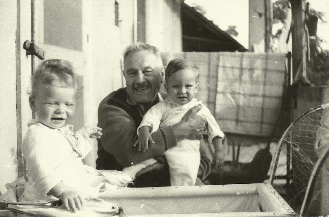 A fénykép keletkezésének éve: Nagyapa az unokákkal Bárca n.a. Ráczhalmi Lajos A feleségem édesapja a két unokával.
