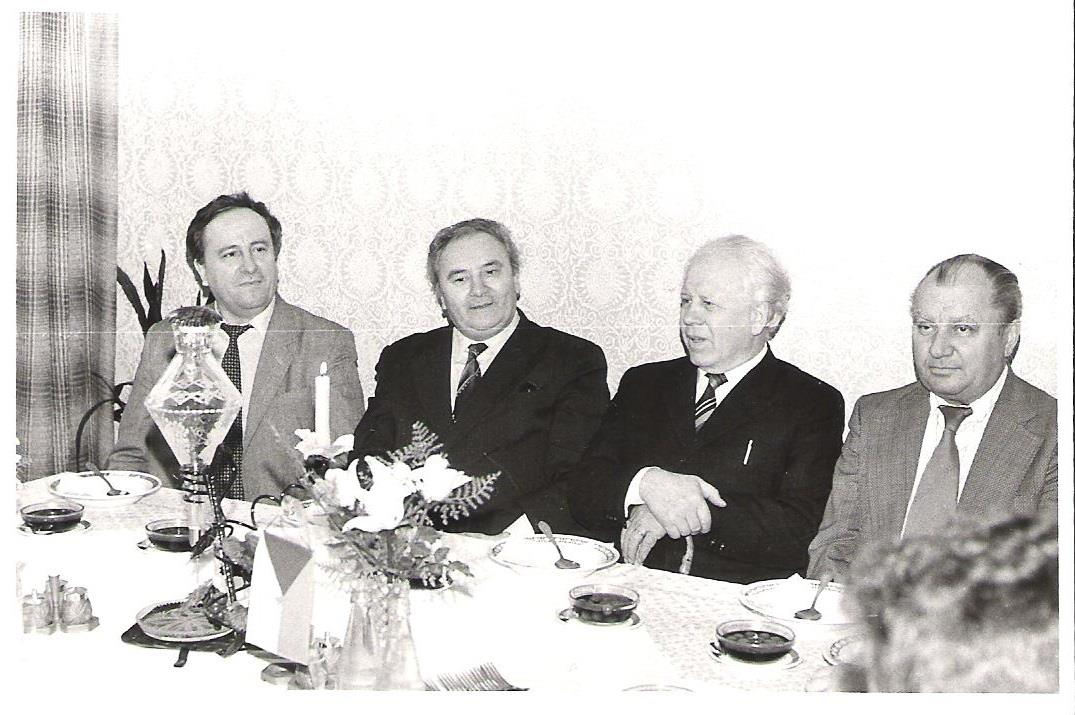 A kis visegrádi négyek Bazin A fénykép keletkezésének éve: 1985 Papp János (jobbról az első) Egy nap az AFIT nevű magyarországi - túrkevei autószerelő cég vezetősége állt meg nálunk Pozsonyban.