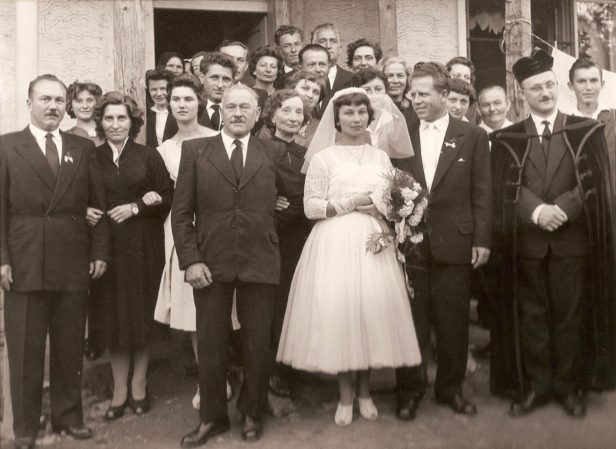 Esküvőnk Bárca A fénykép keletkezésének éve: 1960 A lelkész Kostyánszky Dániel Kostyánszky Dániel 16 évesen, szerelmi csalódás miatt beállt az orosz hadseregbe, és ment velük egészen Ostravába.