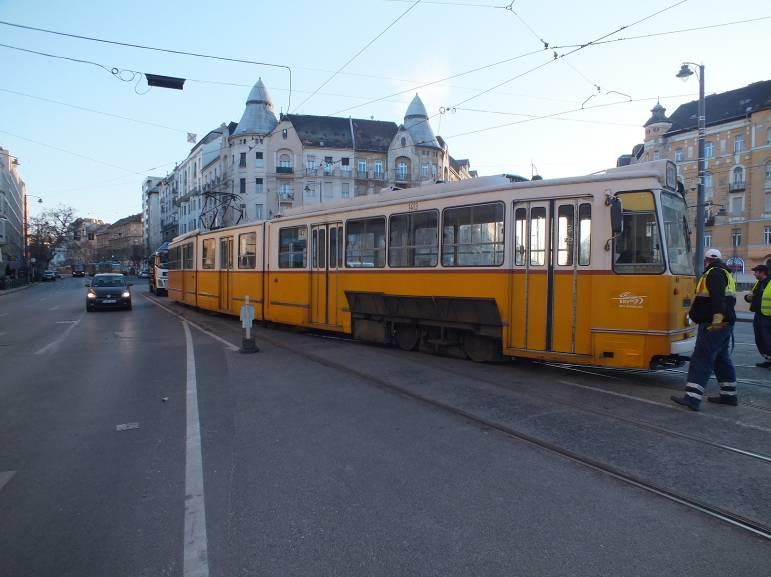 1. TÉNYBELI INFORMÁCIÓK 1.1 Az esemény lefolyása A Városház tér irányába tartó villamos utascserét követően elindult a Gárdonyi tér megállóhelyről.