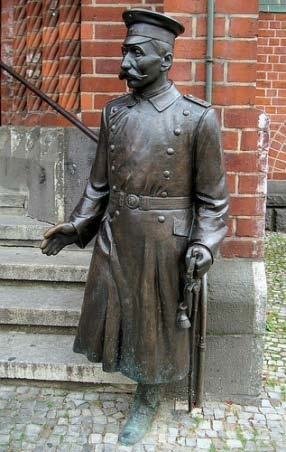 Elhamarkodott következtetések akcióban Terület Szélhámosság Köpenick kapitánya (szobor) Példa 1906-ban a piti bűnöző, Wilhelm Voigt kapitányi egyenruhát húzott és a szolgálatába állította a hiszékeny