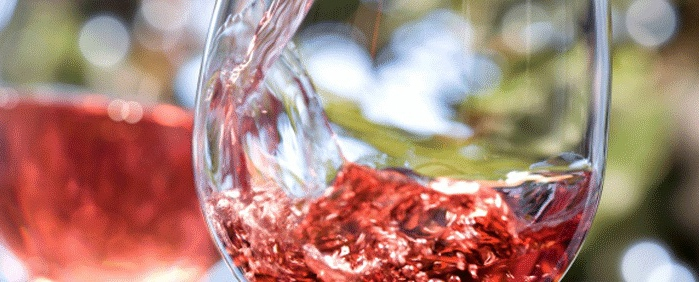 Rosé borok Rosé wines Rosé Takler Pincészet, Szekszárd Roséweine Egy bor, mely már finom lilásvörös színével vidámságot tükröz. Friss, fűszeres illata kellemesen érzékelhető.
