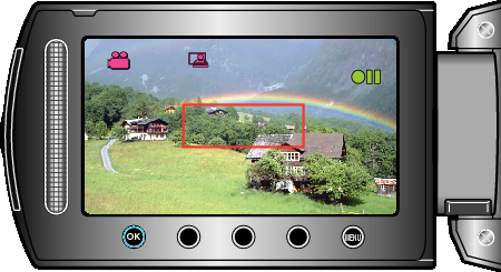 Rögzítés Automatikus rögzítés mozgásérzékelésre (AUTO RÖGZÍTÉS) A funkció azt teszi lehetővé, hogy a készülék automatikusan érzékelhesse az LCD monitor piros keretében található motívum mozgásának