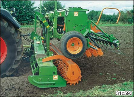 A gép használata 10.2 A vetési munka közben Korrigálja fogkopás esetén az alábbi beállítást a talajmegmunkáló gép munkamélységét az oldallemezeket az egyengető gerendát a traktor-nyomlazítót.