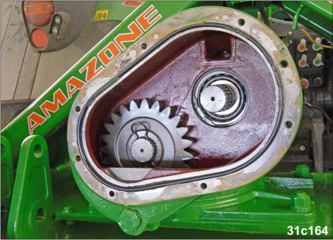 Tisztítás, ápolás és karbantartás 12.3.2.2 A fogaskerekek átdugása/kicserélése a WHG/KG Special / Super-ben (szakműhely) 1. A talajmegmunkáló gépet a traktorral összekötni. 2. Válassza le a vetőgépet.