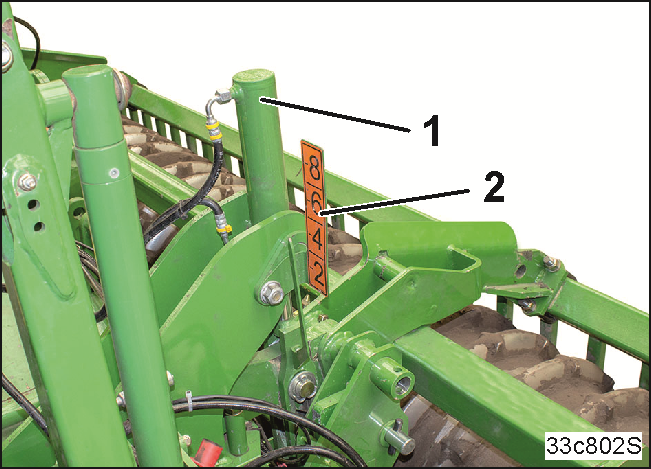 Felépítés és működés 5.12 A talajmegmunkáló gép munkamélysége A talajmegmunkáló gép a hengerre támaszkodik. Így pontosan be lehet tartani a talajmegmunkáló gép munkamélységét. 5.12.1 A munkamélység mechanikus beállítása Az elállító szegmens (53.
