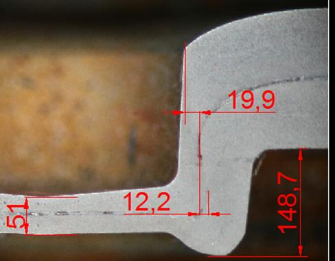 az alakítás egyes pontjaiban a vizsgált próbadarabok geometriájával jó egyezést mutatott. Az összehasonlítást, a makrofotók, és a DEFORM-ból készített képernyőképek összehasonlításával végeztük (13.