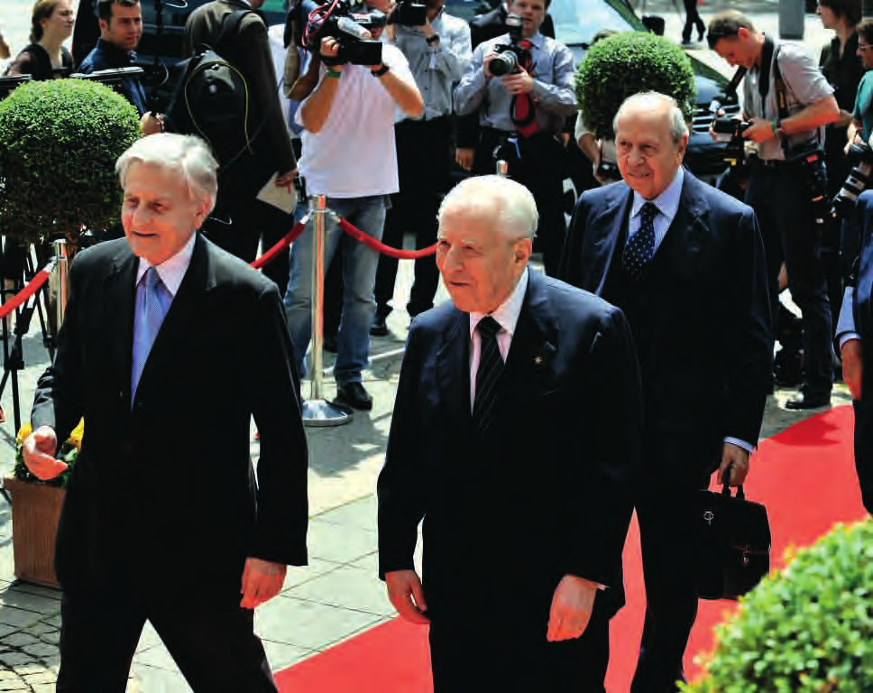 Carlo Azeglio Ciampi volt olasz elnök (jobbra) és Jean-Claude Trichet úton az EKB
