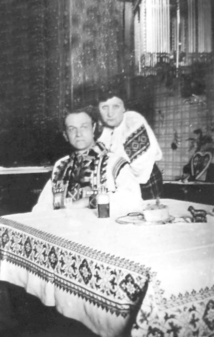ĽUDIA A DOBA Eugen Naumenko a jeho prvá manželka Anda Ostapčuk. Foto Eugen Naumenko, Spomyny j dokumenty. Častyna IV. Bratislava, 1982 ktorí sa ocitli bez práce a v ťažkej materiálnej situácii.