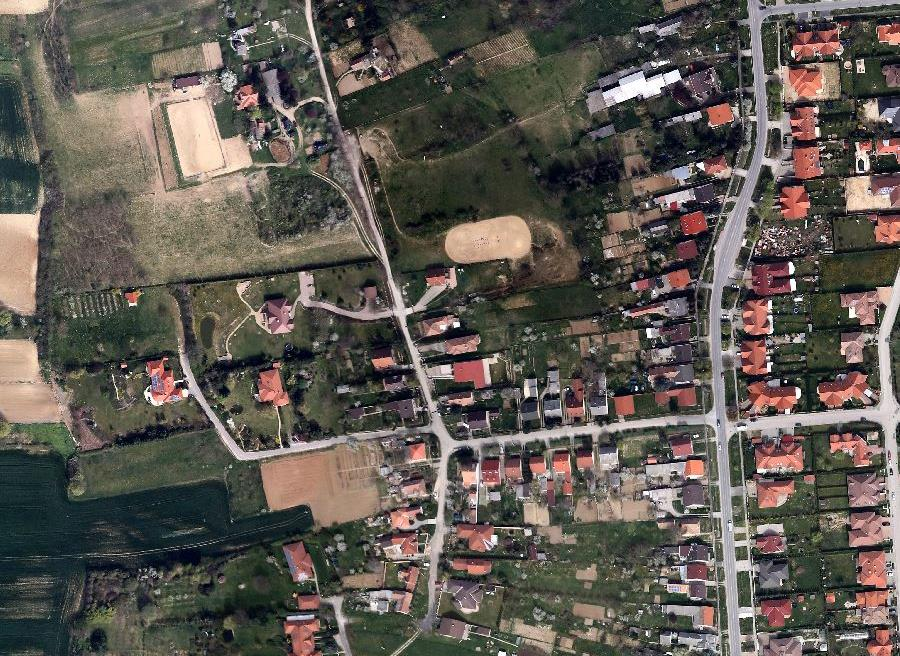 az Iskola köz tömbbelsőjében az óvoda céljára kijelölt terület megnevezésű szabályozási elemet és az elővásárlási jog