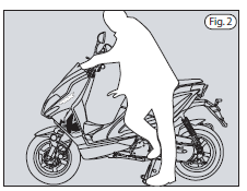 Indítás berugó karral Indítás berúgó karral - Helyezze a motort a középállványra - Fordítsa a gyújtáskulcsot az állásba - Erőteljes taposással nyomja le a berúgó kart - ha a motor 5-10 mp-en belül